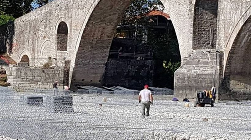 Άρχισαν οι εργασίες για την στερέωση του ιστορικού γεφυριού της Άρτας